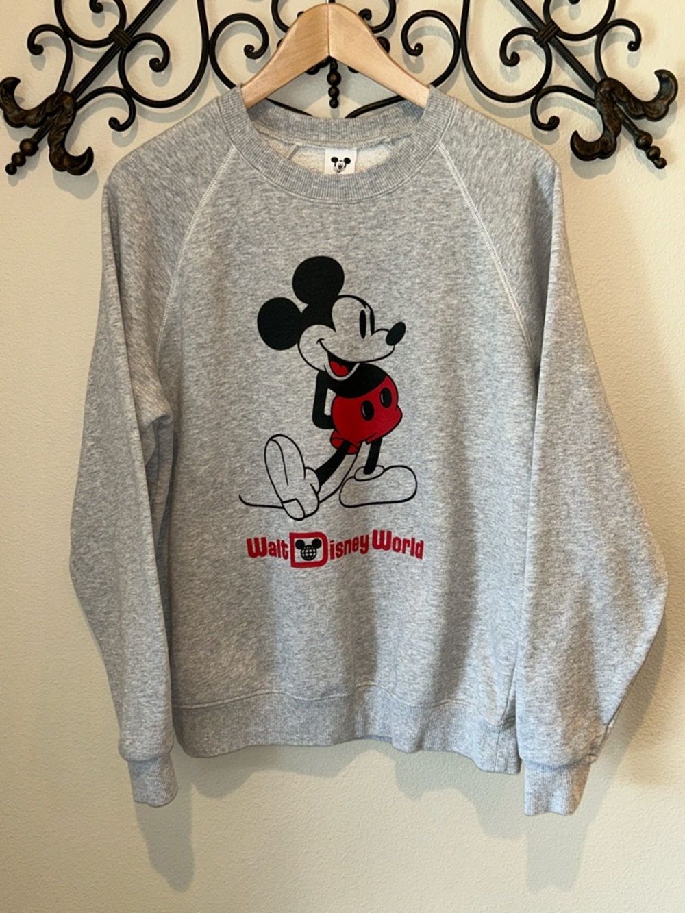 WALT DISNEY WORLD CREWNECK SWEATER SIZE MEDIUM